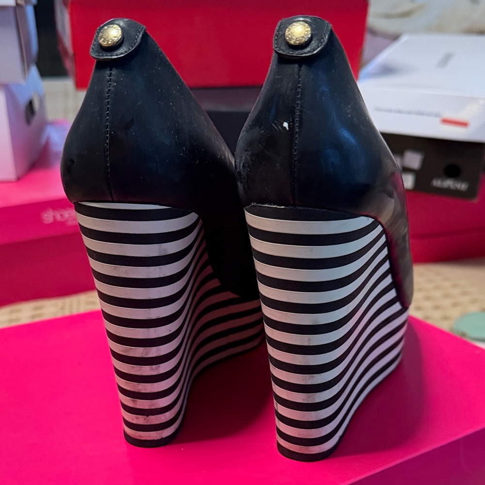 Michael Kors Black and White Striped Accent Leather Pumps (need some cleaning) - Picture 4 of 13